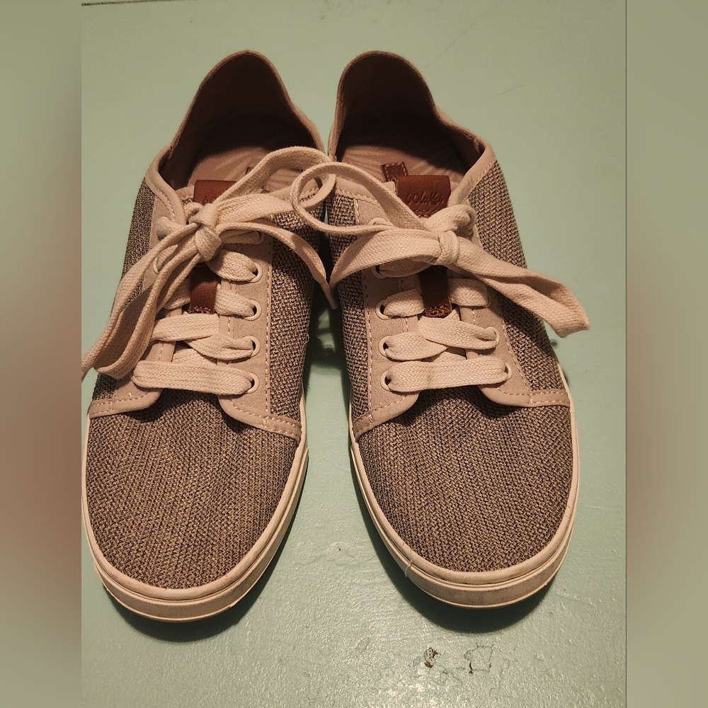 OluKai Women's Tan and Cream Shoes